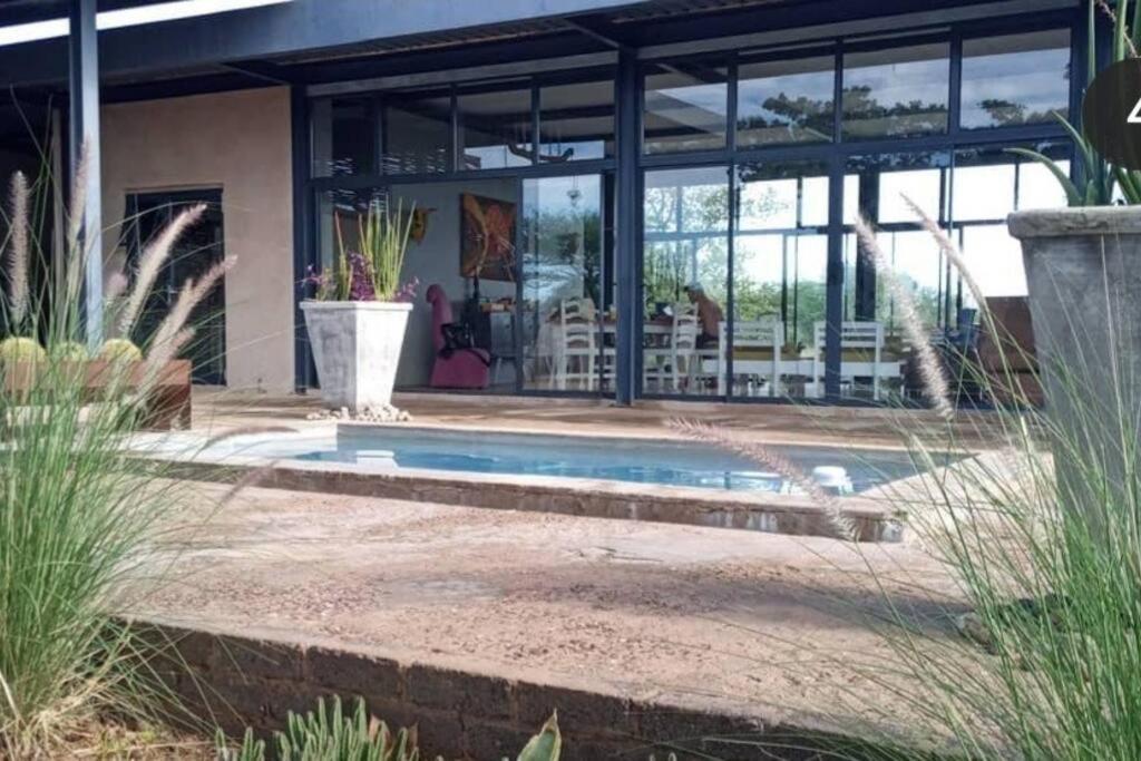 Hackberry House Black Thorn Cottage, Off Grid Khemsbok Luaran gambar