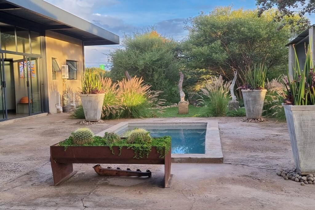 Hackberry House Black Thorn Cottage, Off Grid Khemsbok Luaran gambar